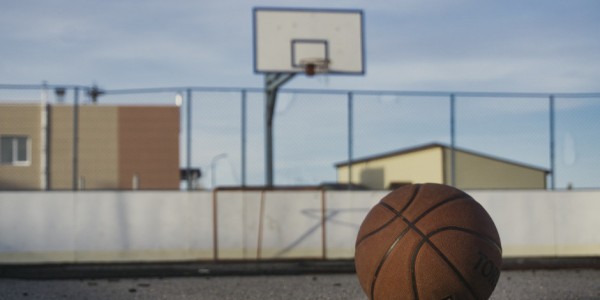 争议！赵睿被抨击发布会无话但手一刻不闲 回怼：我不该出现在世上？