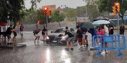 乐鱼体育官网-【夜读】光天化日遭抢，莱万体验巴塞罗那别样氛围！