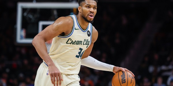 乐鱼电竞-气还没消？字母哥半场仅出手5次 拿到8分7板5助&amp;amp;3失误