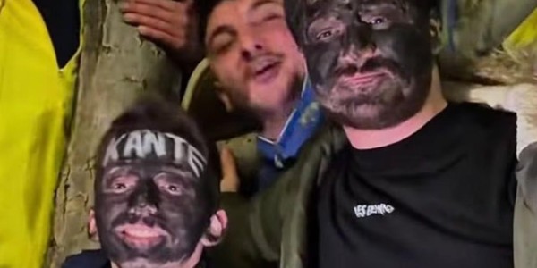 乐鱼体育-抽象，两名费内巴切球迷欢迎坎特的时候把脸涂成了黑色